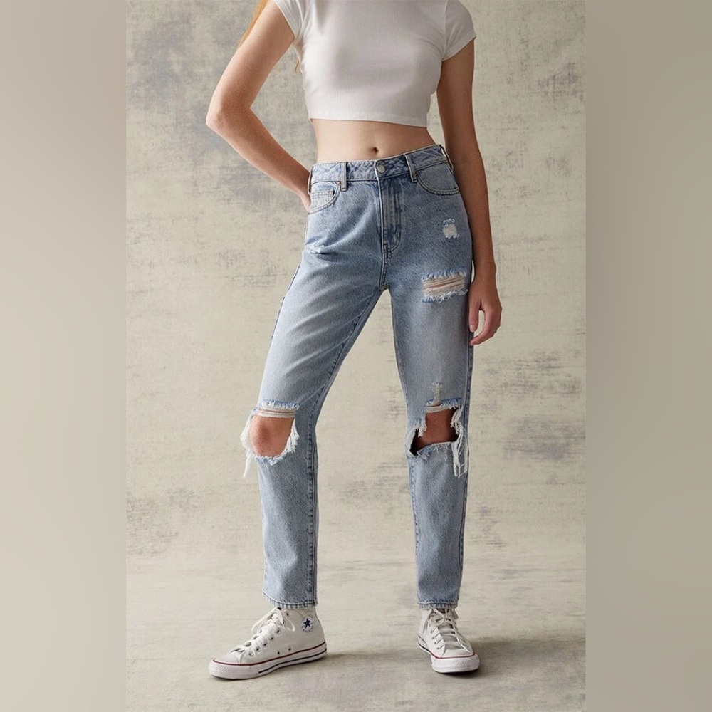 Pacsun Light Blue Distressed Non-Stretch Tapered Mom Denim Jeans Women’s Size 28